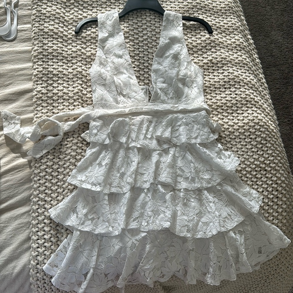 Worn once for graduation pictures. Selfie Leslie size small white lace floral